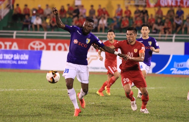 Hà Nội trở lại ngôi đầu sau chiến thắng 4-0 trước CLB TP.HCM.