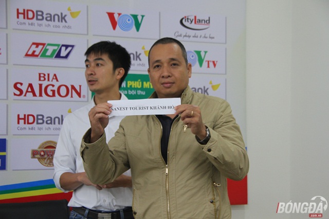 BTC tiến hành bốc thăm chia bảng. Ảnh: Văn Tuân.