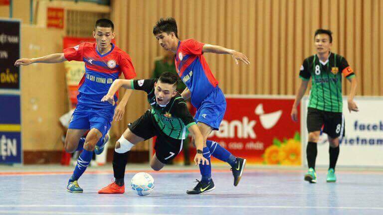 Hoàng Thư Đà Nẵng (áo xanh) sẽ chạm trán Cao Bằng ở ngày khai màn.