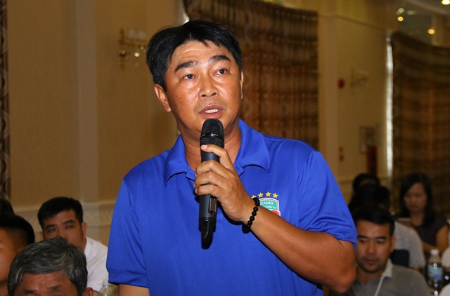 HLV Trần Minh Chiến dẫn dắt U19 Việt Nam.