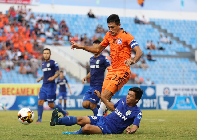 Quảng Nam FC sẽ có được sự phục vụ của Trịnh Văn Hà (áo xanh) mùa giải 2018.