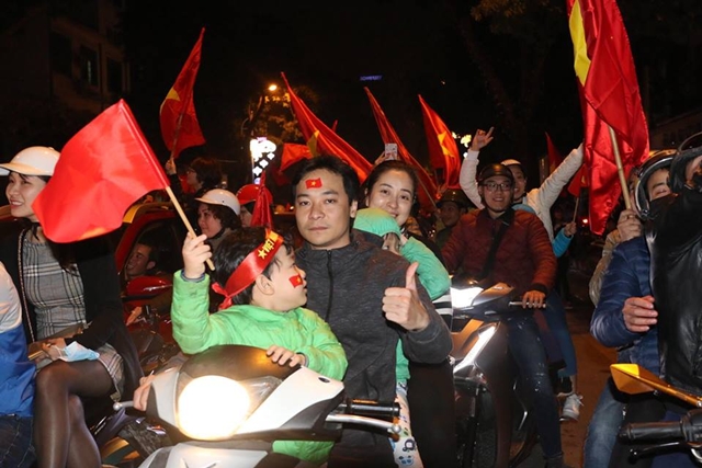 Người hâm mộ đổ ra đường ăn mừng kỳ tích của U23 Việt Nam. Ảnh: Đình Viên.