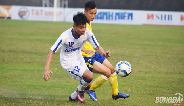 U19 Huế (áo trắng) trắng tay ở trận khai mạc. Ảnh: Viết Định.