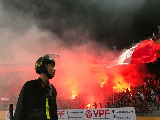 Pháo sáng rực sáng một góc khán đài.