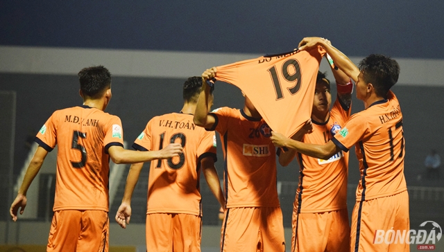 Ý nghĩa hơn, Đức Chinh và đồng đội đã giương cao chiếc áo đấu của Merlo từ tay đội trưởng Minh Tâm. Merlo không thể ra sân trận này vì chấn thương. Ảnh: Viết Định.