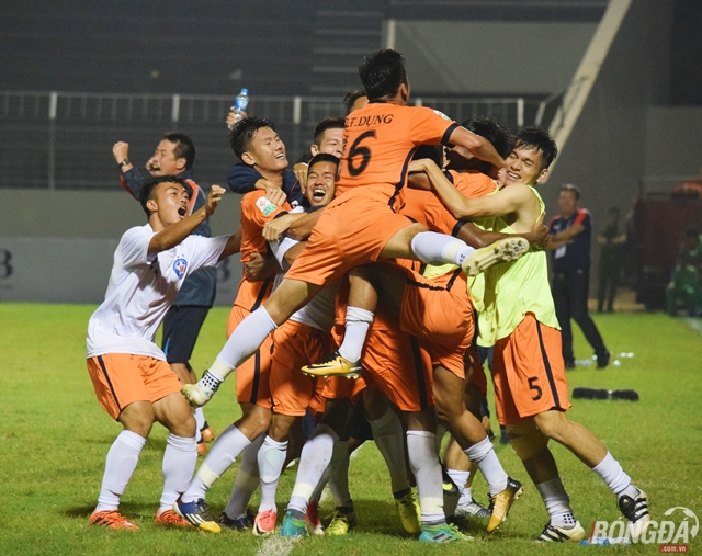 SHB Đà Nẵng lội dòng ngoạn mục trước Quảng Nam FC. Ảnh: Viết Định.