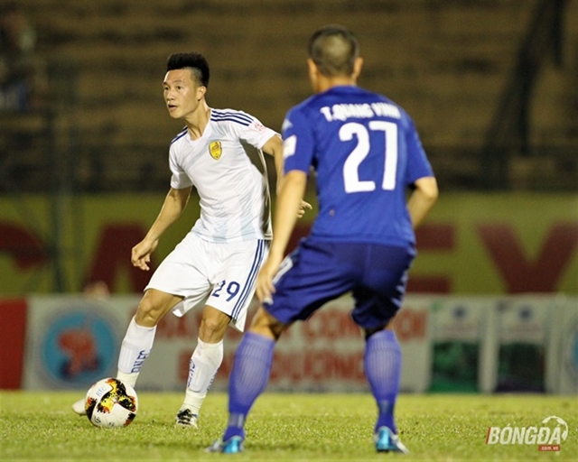 Quảng Nam FC (áo trắng) cần điểm để tiếp tục nuôi hy vọng vào top 3. Ảnh: Đình Viên.