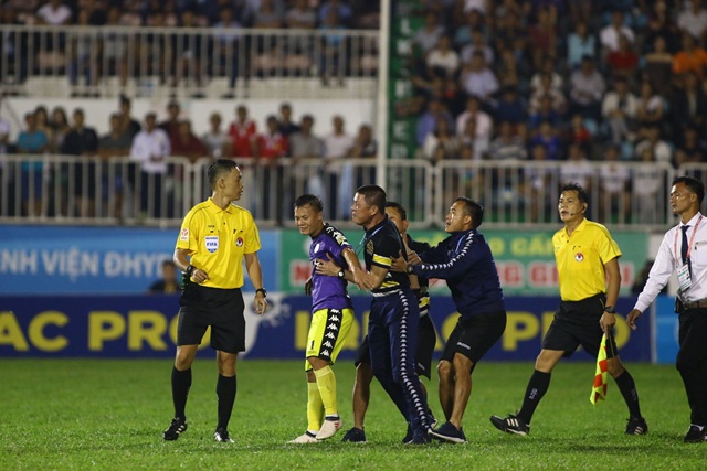 Ảnh bài viết Xúc phạm trọng tài, Hà Nội FC nhận 5 án phạt từ VFF