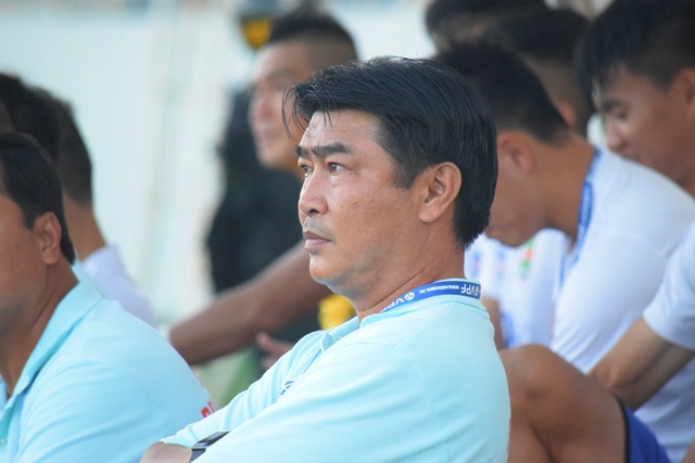 HLV Trần Minh Chiến khen các học trò cũ nức nở. Ảnh: Viết Định.