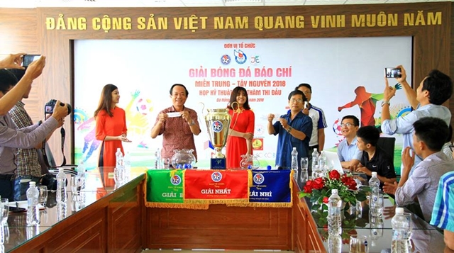 Ảnh bài viết Hơn 300 nhà báo, phóng viên, BTV quy tụ tại Giải bóng đá Báo chí miền Trung lần thứ V – 2018