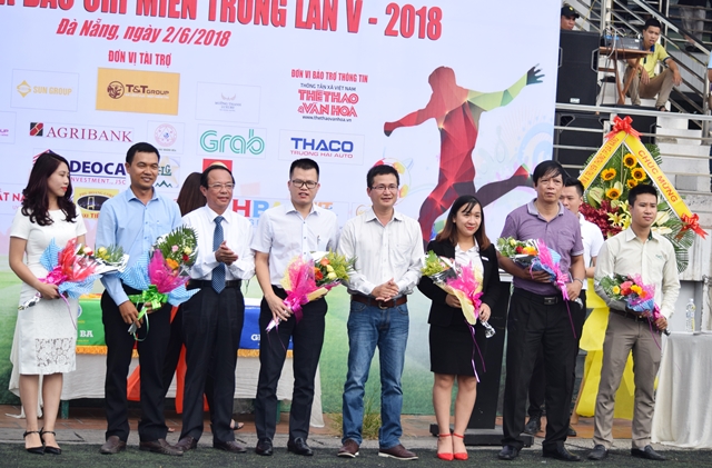 Ông Nguyễn Văn Lưỡng và nhà báo Hữu Quý tặng hoa cho đại diện các nhà tài trợ.