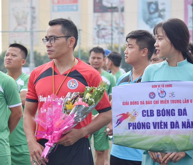 BTC tặng hoa cho đại diện các đội bóng tham dự giải.