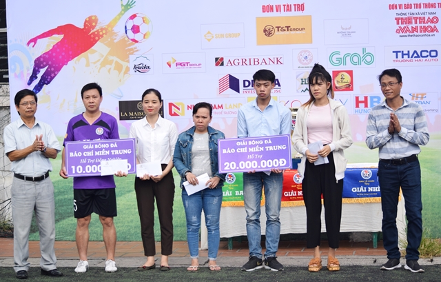 Để thể hiện tinh thần tương thân tương ái, , BTC đã trao 4 phần quà (mỗi suất 5 triệu đồng) cho 02 sinh viên Trường ĐHSP Đà Nẵng và 02 trường hợp bệnh nhân nghèo, 01 suất quà trị giá 10 triệu đồng sẽ dành để hỗ trợ đồng nghiệp Dương Văn Lực (báo Bình Định) có con nhỏ bị bệnh hiểm nghèo.