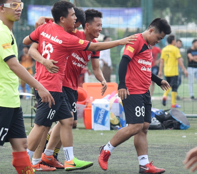 Sau những phút để Huế RFC dồn ép, đội chủ nhà JFC Danang đã bất ngờ có bàn thắng vươn lên dẫn trước do công nhà báo Hoàng Quân (báo CA TP.HCM).