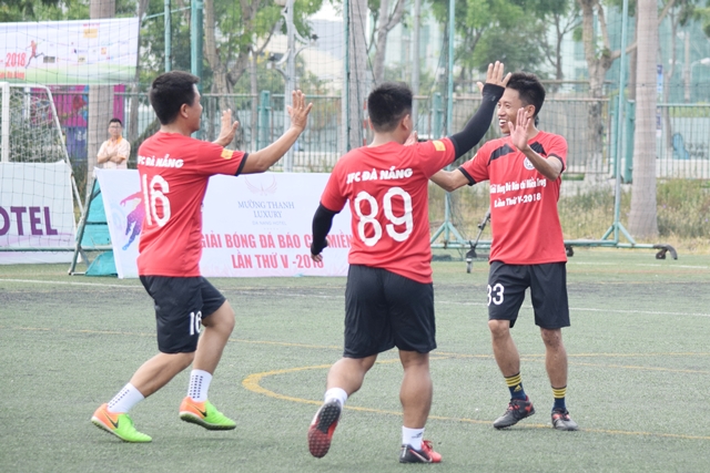 Chưa dừng lại ở đó, khi hiệp 2 bắt đầu được ít phút, A Viết Sỹ (VOV) đã nới rộng cách biệt lên thành 3 bàn cho JFC Danang. Những nỗ lực của Huế RFC chỉ giúp họ có được bàn gỡ của Hữu Tín để kết thúc trận đấu với tỉ số 1-3.