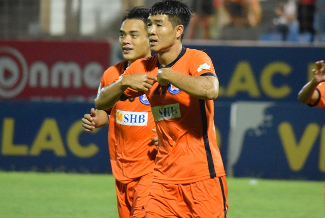 Đức Chinh giúp SHB Đà Nẵng có màn lội ngược dòng trước HAGL. Ảnh: Viết Định.