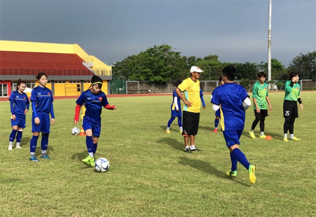ĐT nữ Việt Nam sẵn sàng cho trận đấu với ĐT nữ Indonesia.
