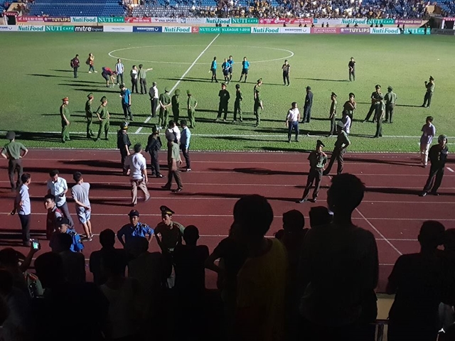 Tổ trọng tài bị "giam" ở giữa sân.