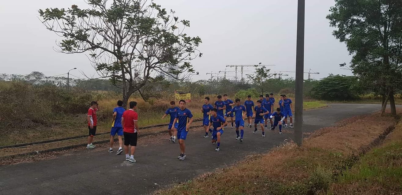 Ảnh bài viết Bị Indonesia “chơi khó”, U23 Việt Nam phải tập ở đường bê tông