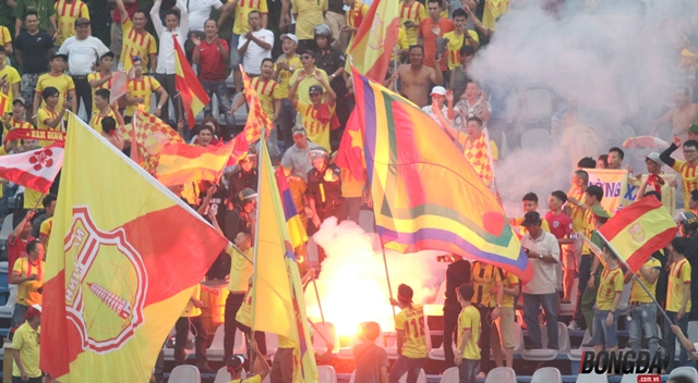 Không ít CLB đã bị phạt vì để CĐV đốt pháo sáng ở V-League.