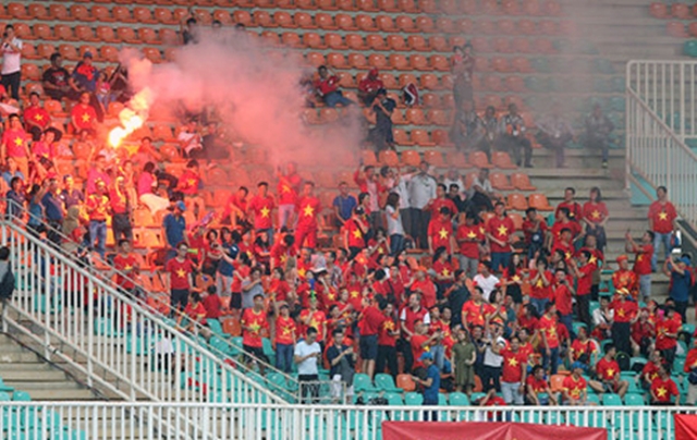 VFF bị phạt vì để CĐV đốt pháo sáng.