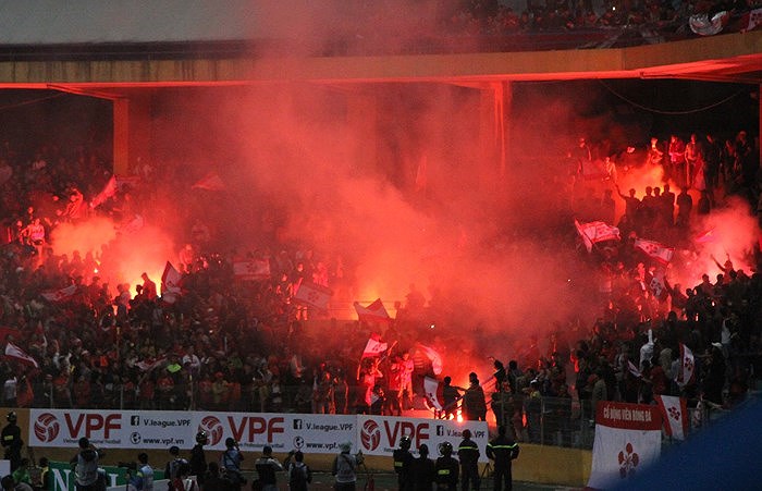 Ảnh bài viết VFF "cầu xin" khán giả ngừng đốt pháo sáng