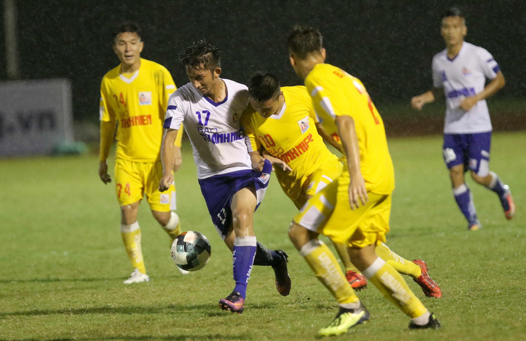 U21 Hà Nội quá vượt trội so với U21 Huế. Ảnh: Khả Hòa.