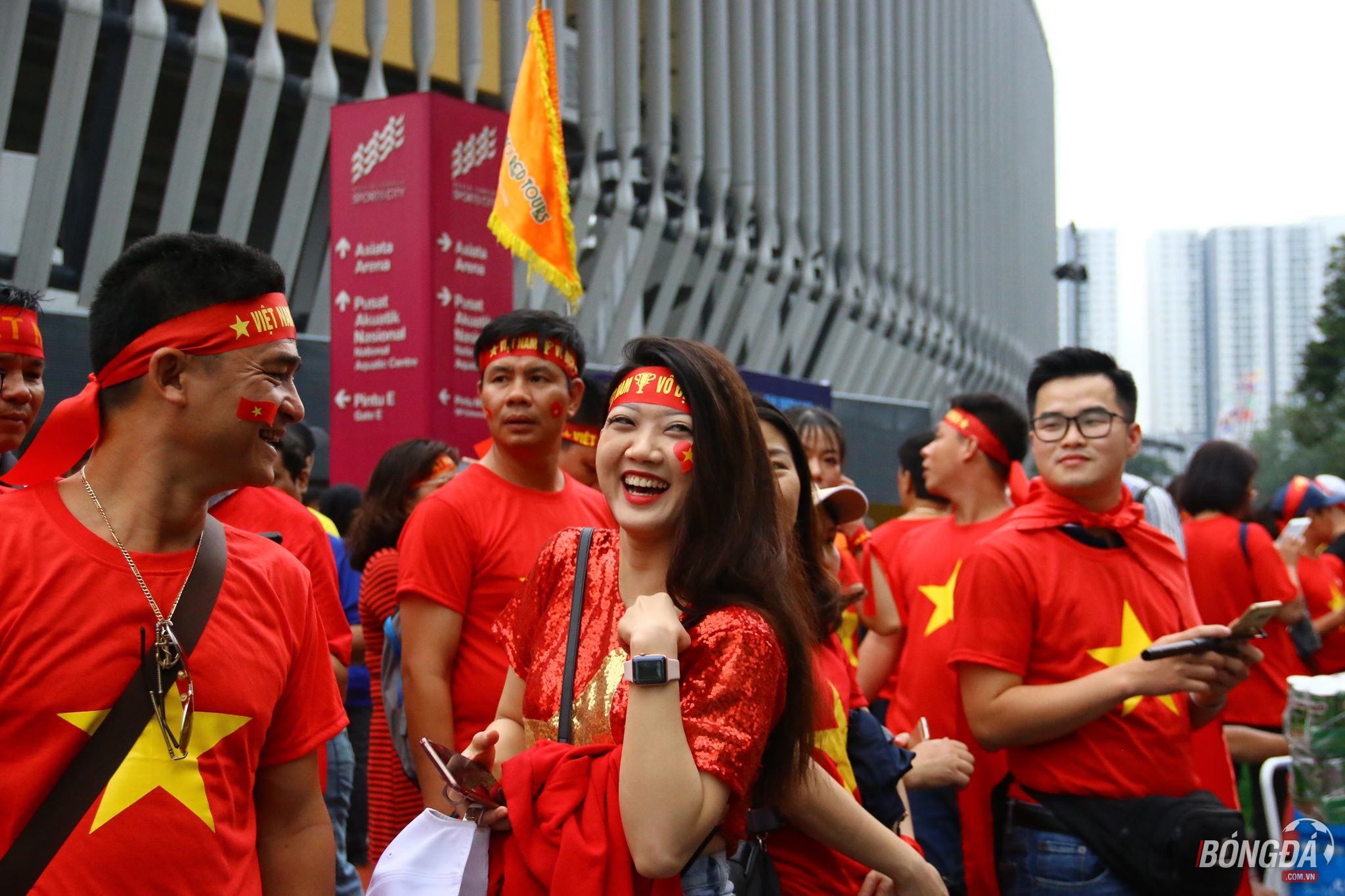 Ảnh bài viết Fan nữ Việt tỏa sắc bên ngoài "chảo lửa" Bukit Jalil