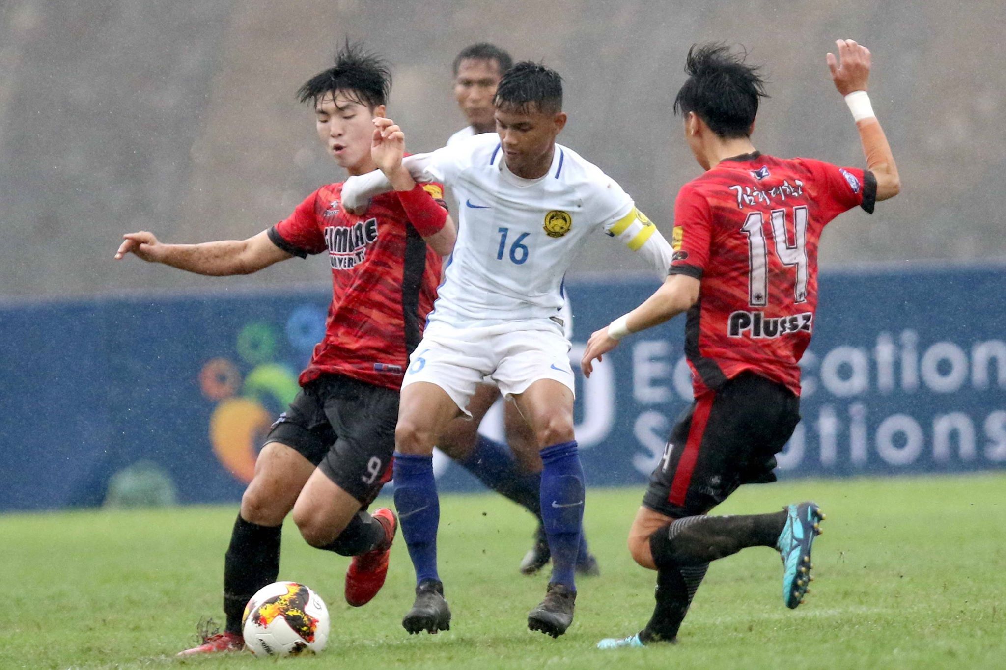 U21 Malaysia vất vả mới có thể đánh bại U21 GimHea. Ảnh: Khả Hòa.