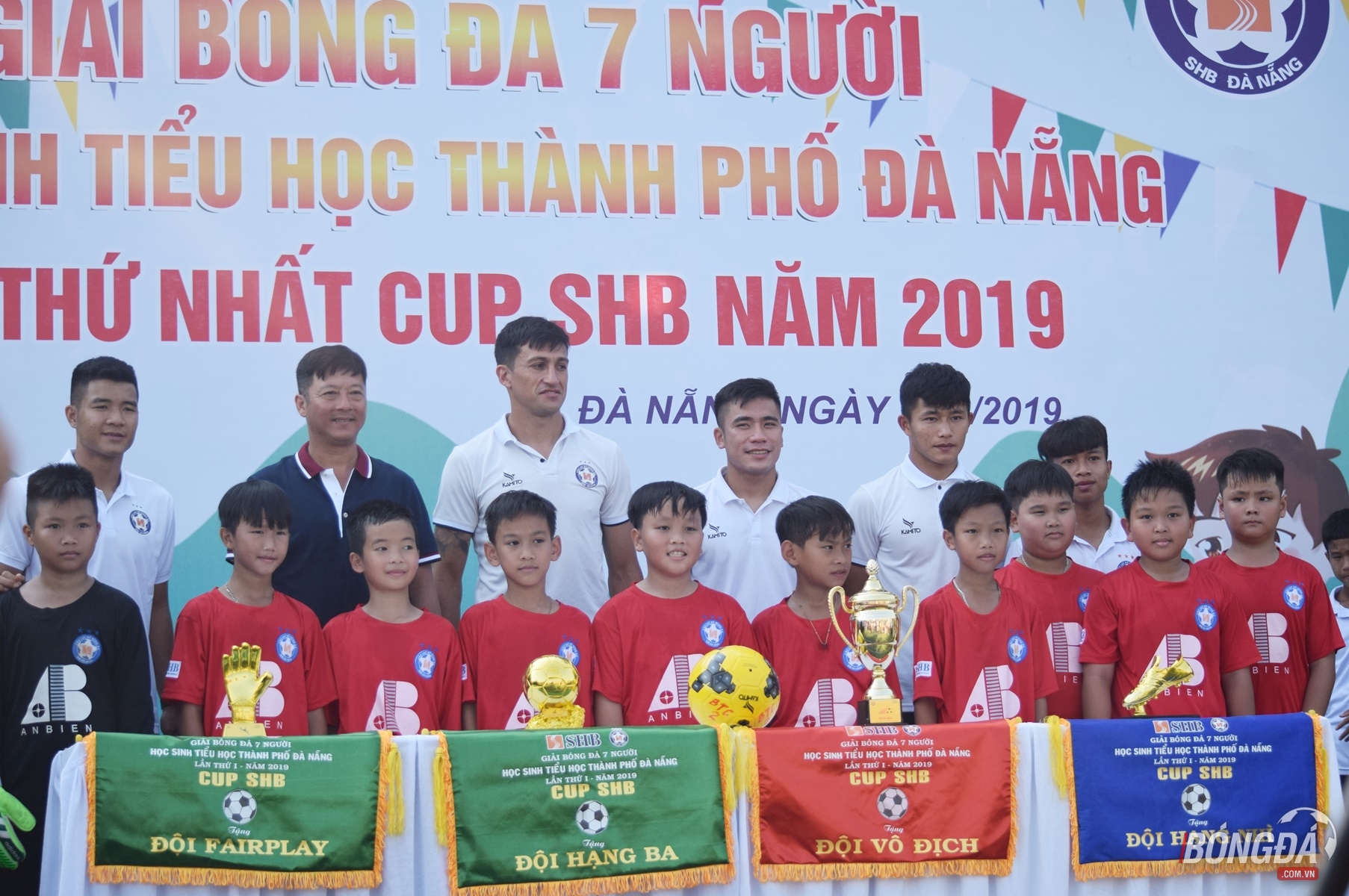 Các cầu thủ được chụp hình lưu niệm cùng HLV Lê Huỳnh Đức, Hà Đức Chinh, Bùi Tiến Dụng, Phan Văn Biểu và "Tiểu Công Phượng" Phạm Xuân Tạo.