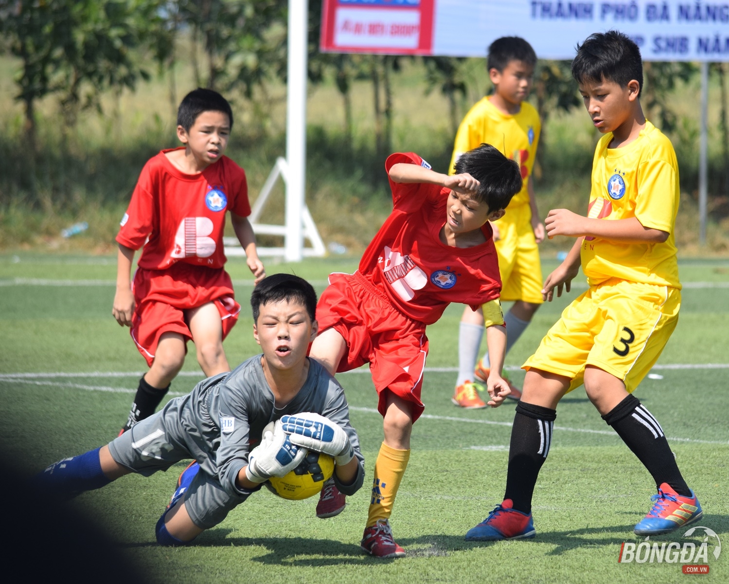 Những pha tranh bóng quyết liệt.