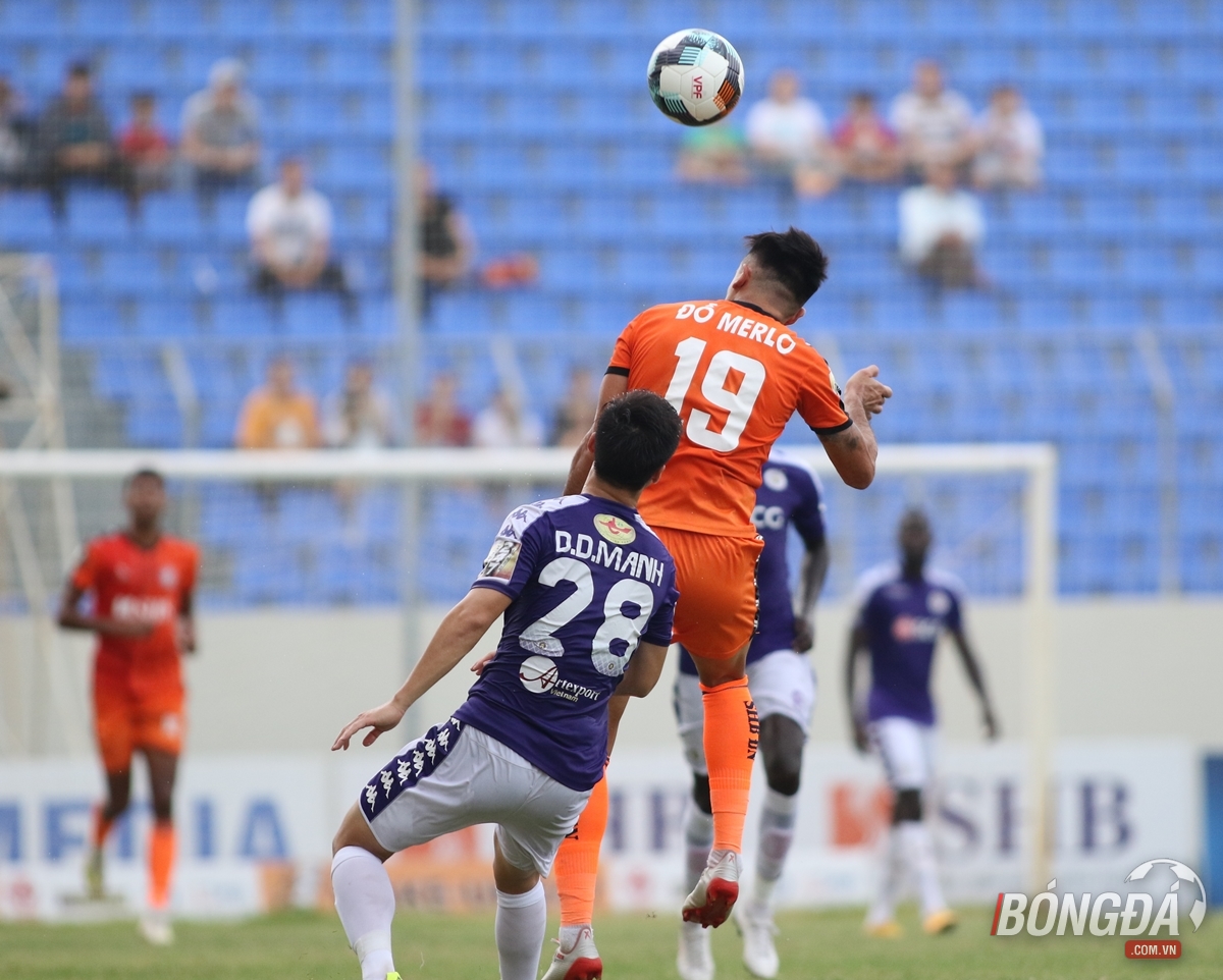 Dù vậy, trước một Hà Nội đẳng cấp tỏ ra vượt trội, Đỗ Merlo đã bị hai tuyển thủ Duy Mạnh và Thành Chung khóa chặt trong hiệp 1. Vì thế sau 45 phút đầu tiên, SHB Đà Nẵng bị đối thủ dẫn đến 2-0.