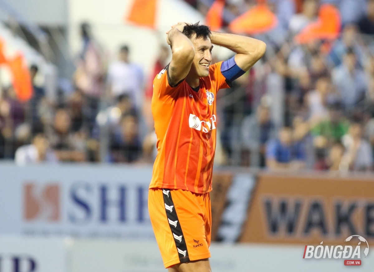 Đỗ Merlo tung ra cú đá khá mạnh nhưng bóng đi đúng vị trí thủ thành Nguyễn Văn Công đã chọn sẵn, qua đó bỏ lỡ cơ hội san bằng tỉ số 2-2.