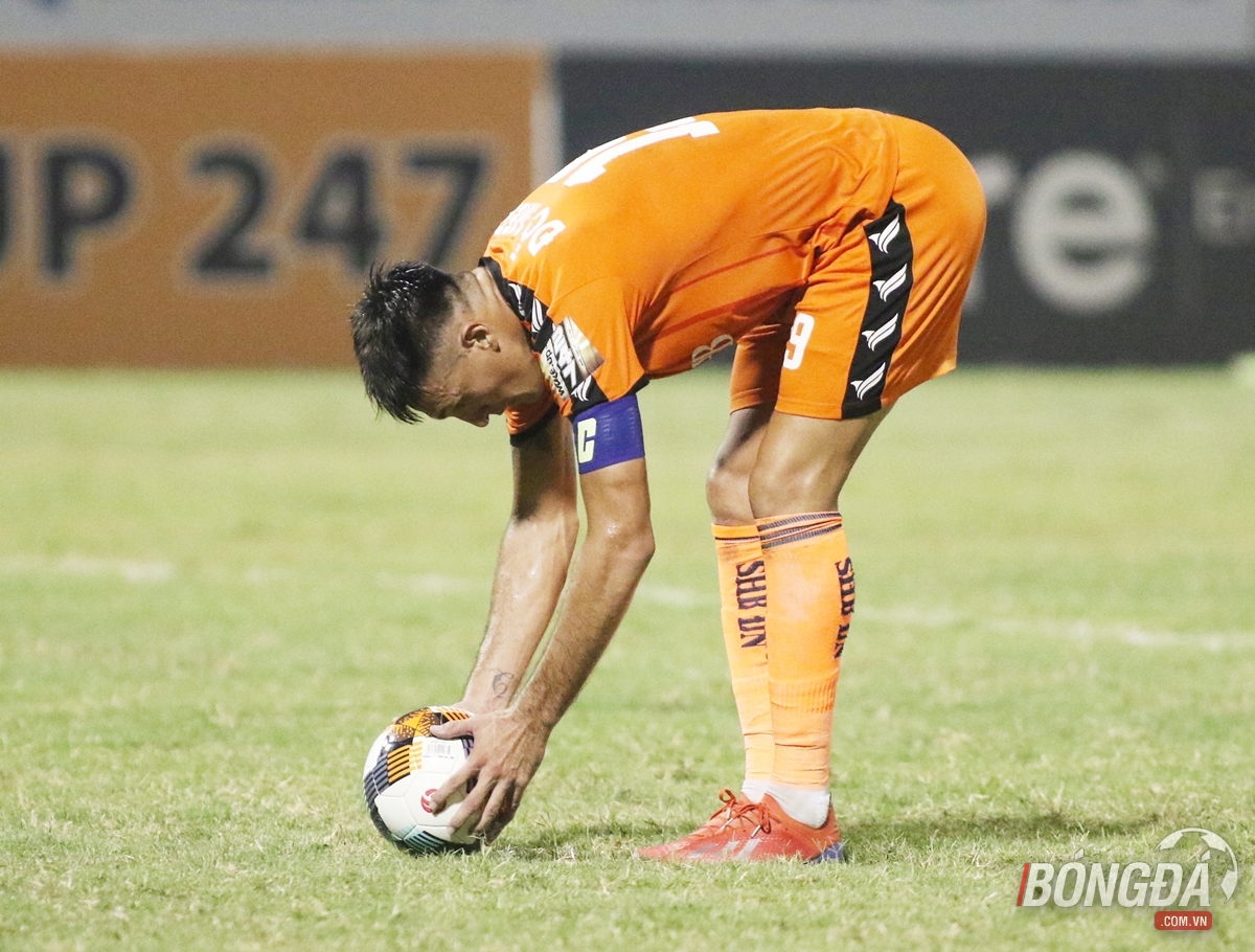 Phút 71, cơ hội đã đến với SHB Đà Nẵng khi A Mít tạt bóng trúng tay Văn Kiên trong vòng cấm. Trọng tài chính Ngô Quốc Hưng cho đội chủ nhà hưởng quả 11m. Đỗ Merlo là người nhận trọng trách này.