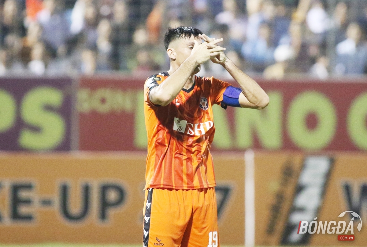 Tinh thần lên cao, SHB Đà Nẵng càng chơi càng hay ở những phút sau đó khi hàng loạt cơ hội ngon ăn được các học trò HLV Lê Huỳnh Đức tạo ra về phía khung thành Văn Công.