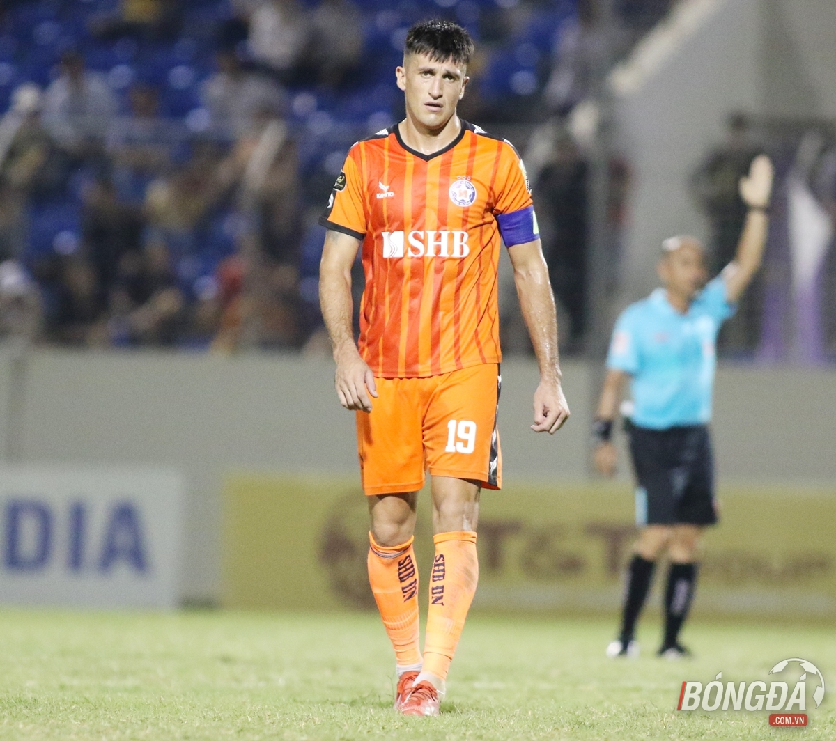 Ở trận đấu với Hà Nội tại vòng 21, tiền đạo Đỗ Merlo tiếp tục được HLV Lê Huỳnh Đức trao niềm tin gánh vác hàng công SHB Đà Nẵng, hỗ trợ cho anh là Hà Đức Chinh và Phan Văn Long.