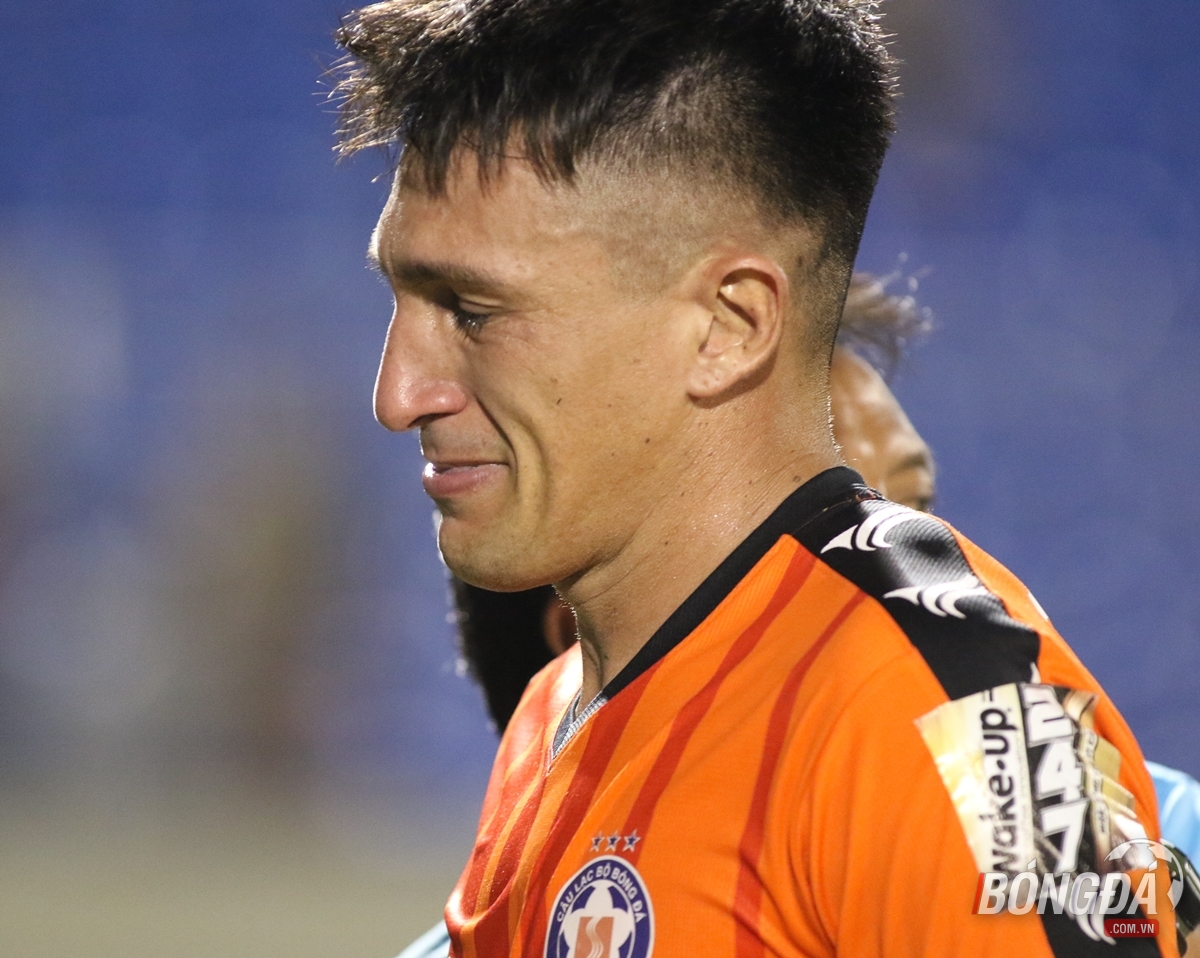 Không thể giúp SHB Đà Nẵng giữ lại 1 điểm trên sân nhà, tiền đạo Đỗ Merlo đã không giấu được sự thất vọng.