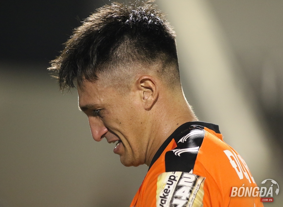 Anh bật khóc khi trọng tài Ngô Quốc Hưng thổi còi kết thúc trận đấu.