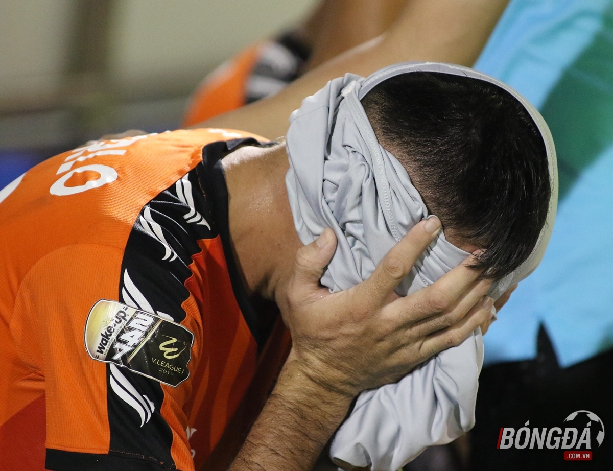 Sau trận, anh ngồi bần thần ở khu vực kỹ thuật CLB SHB Đà Nẵng và rơi nước mắt. Chứng kiến đồng đội buồn bã, nhiều cầu thủ Đà Nẵng đi tới động viên