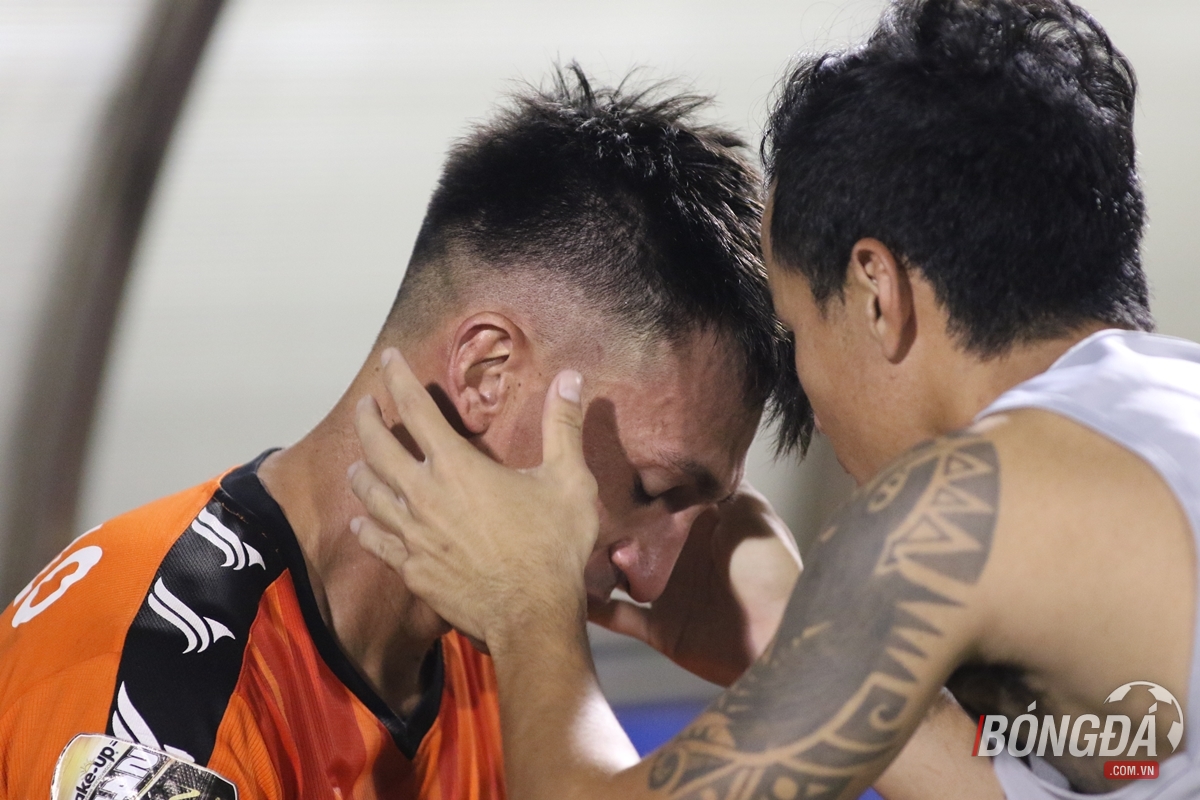 Đội trưởng Hoàng Minh Tâm an ủi Merlo. Tính đến thời điểm hiện tại, cầu thủ nhập tịch này vẫn đang gánh vác hàng công SHB Đà Nẵng với 9 bàn thắng, con số này chỉ còn cách người dẫn đầu danh sách "vua phá lưới" là Omar 3 bàn. Tại vòng 22, thầy trò HLV Lê Huỳnh Đức sẽ có chuyến làm khách tại Pleiku.
