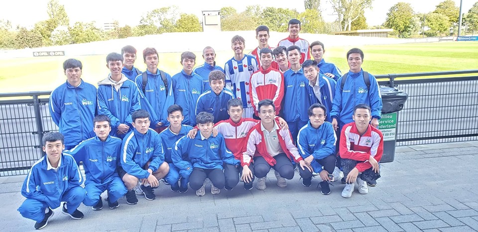 Trước đó, U18 HAGL đã theo dõi trận đấu tập của đàn anh Văn Hậu.