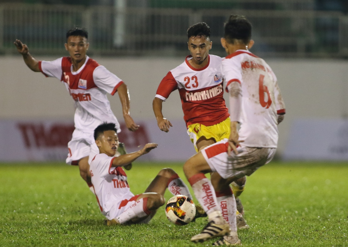 Rơi vào bảng đấu dược đánh giá rất khó khăn, nên trận đấu đầu tiên giữa U21 HAGL (áo trắng) và U21 Hà Tĩnh (quần vàng) thu hút nhiều sự chú ý của giới chuyên môn và người hâm mộ phố Núi.