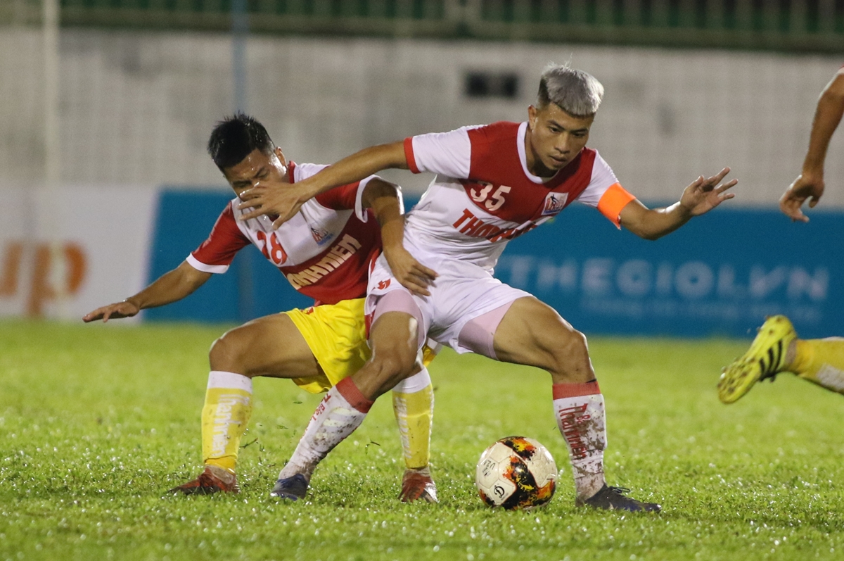 Sự thiếu vắng của Minh Bình khiến cựu tiền đạo U23 Việt Nam là Đinh Thanh Bình gặp nhiều khó khăn trên hàng công khi mất đi đối tác ăn ý.