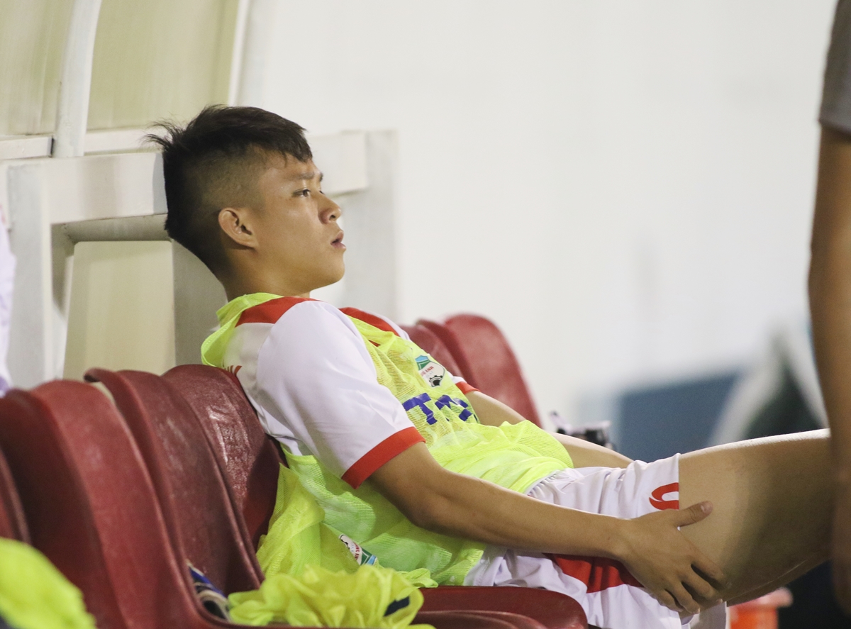 Minh Bình bị chấn thương ở cơ đùi và không thể tiếp tục thi đấu.