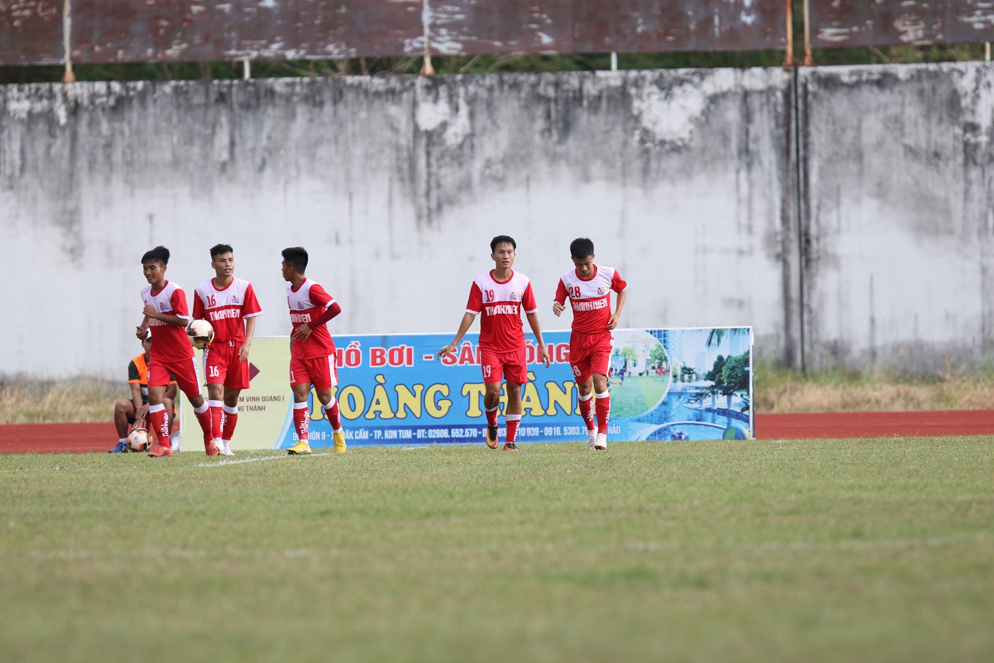 Sau 90 phút thi đấu, đội bóng trẻ đến từ Thành phố mang tên Bác đã đánh bại U21 Khánh Hòa với tỉ số 2-1, qua đó nuôi hy vọng đi tiếp nếu như họ giành vé vào bán kết. Ảnh: Khả Hòa.