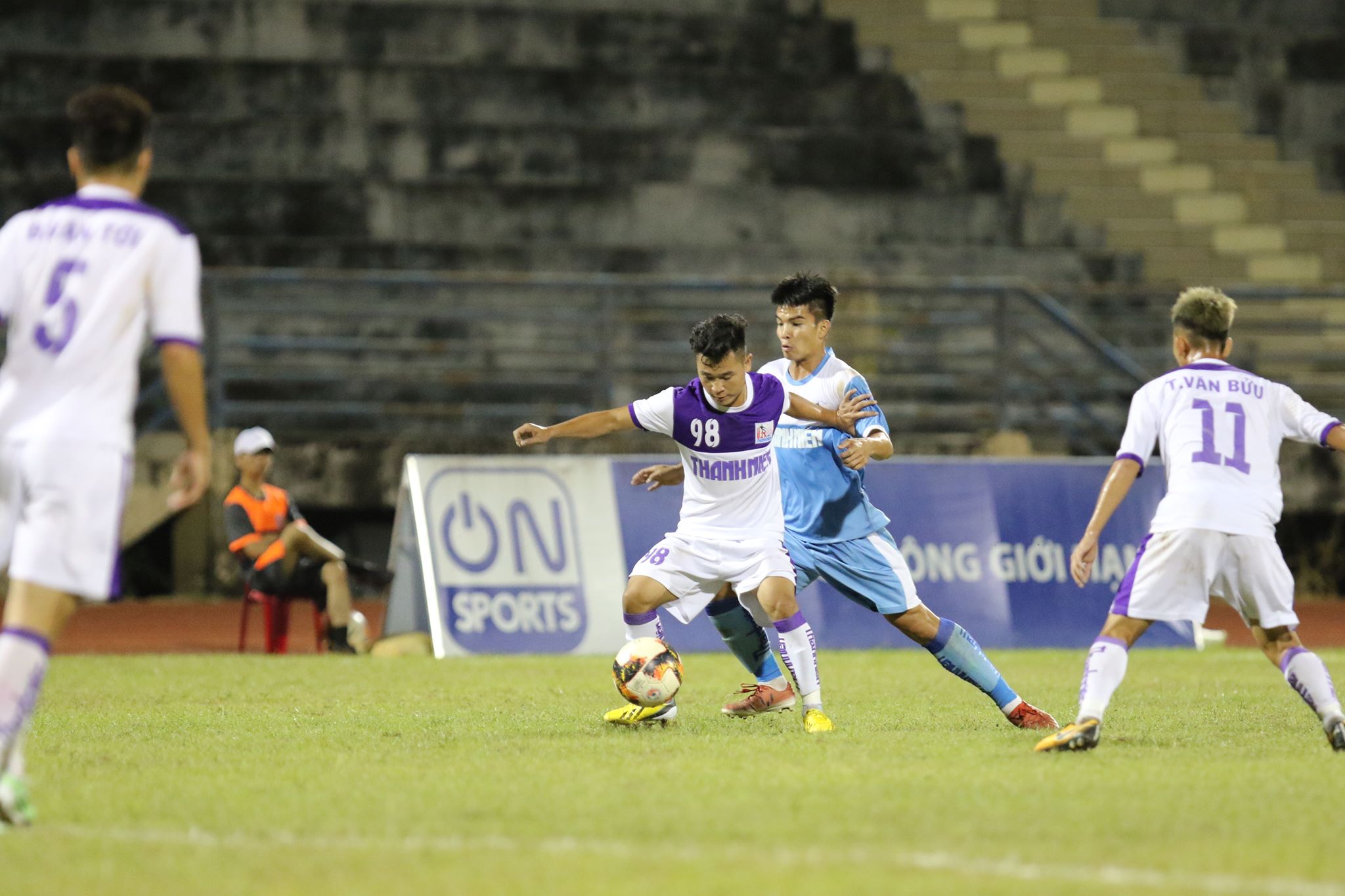 Với việc sở hữu nhiều cầu thủ đang thi đấu ở V-League và hạng nhất, U21 Phố Hiến và U21 Hà Nội đã cống hiến cho người hâm mộ Kon Tum một trận đấu hấp dẫn, có tính chất chuyên môn cao. Ảnh: Khả Hòa.