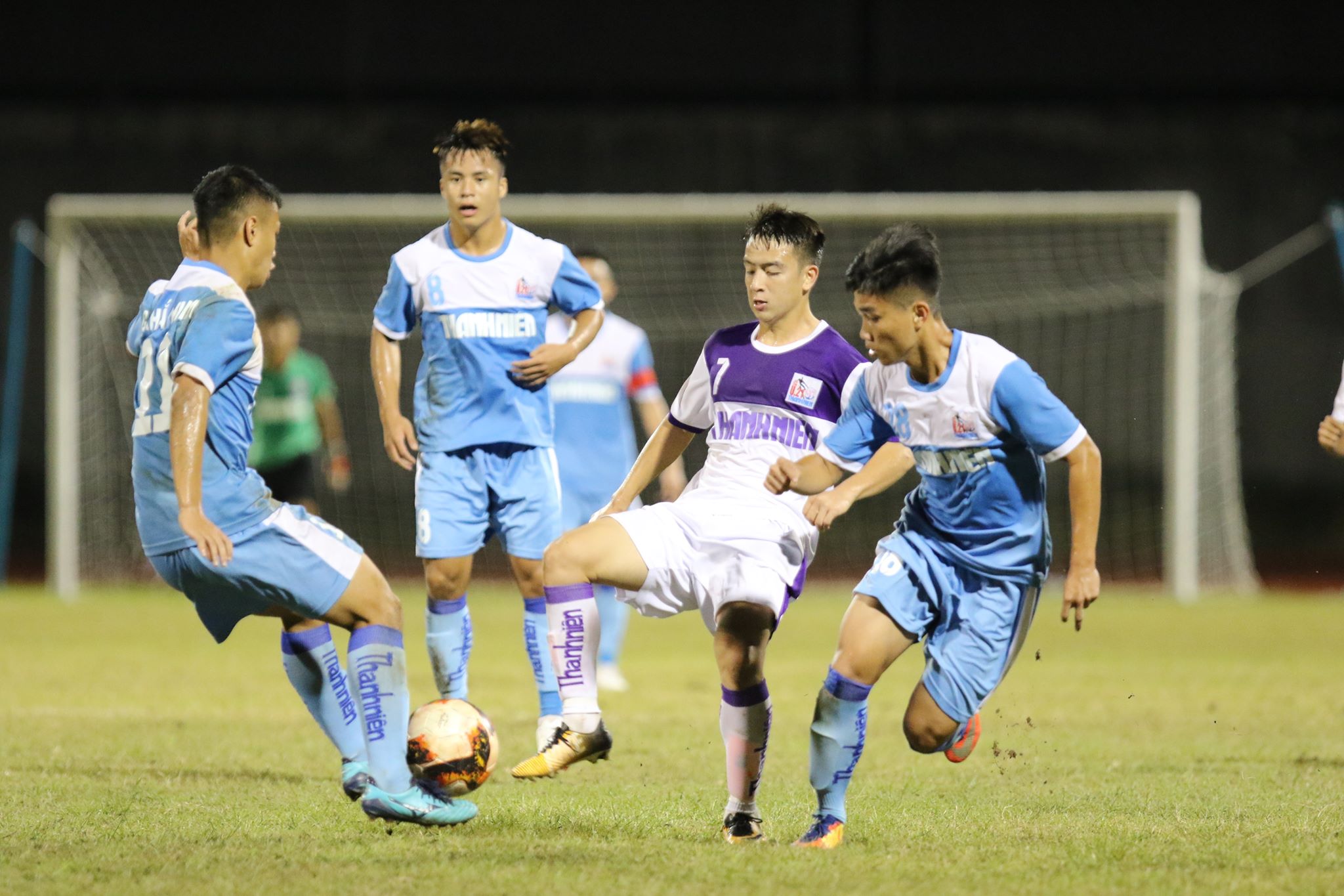 Tuy nhiên, tâm điểm lại dồn về cuộc đối đầu sau đó giữa U21 Hà Nội  (áo tím) và U21 Phố Hiến (áo xanh). Ảnh: Khả Hòa.