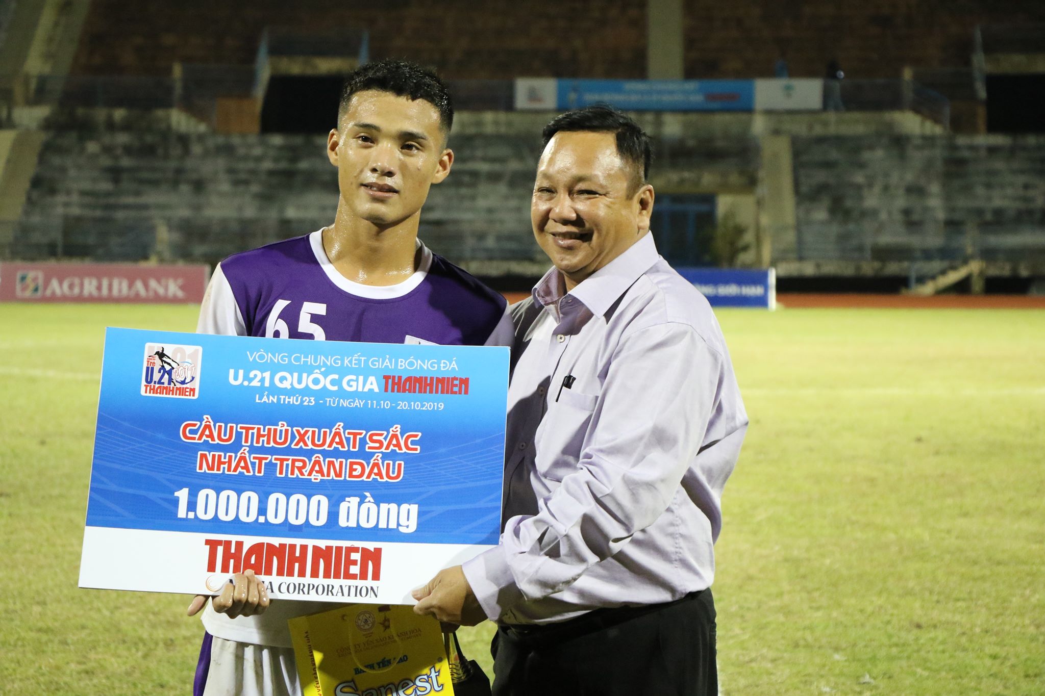 Kết quả chung cuộc, U21 Hà Nội đánh bại U21 Phố Hiến với tỉ số 2-1 để qua đó ghi tên mình vào trận bán kết. Tiền đạo Văn Đạt được bầu chọn là cầu thủ xuất sắc nhất trận. Ảnh: Khả Hòa.