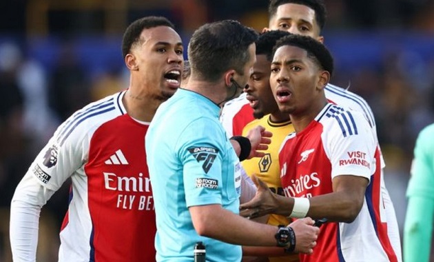 Ảnh bài viết Michael Oliver nói gì với tổ VAR khi rút thẻ đỏ cho Arsenal?