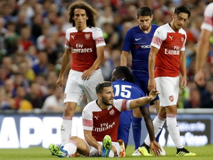Kolasinac đã dính chấn thương nặng và ngồi ngoài tới 10 tuần.